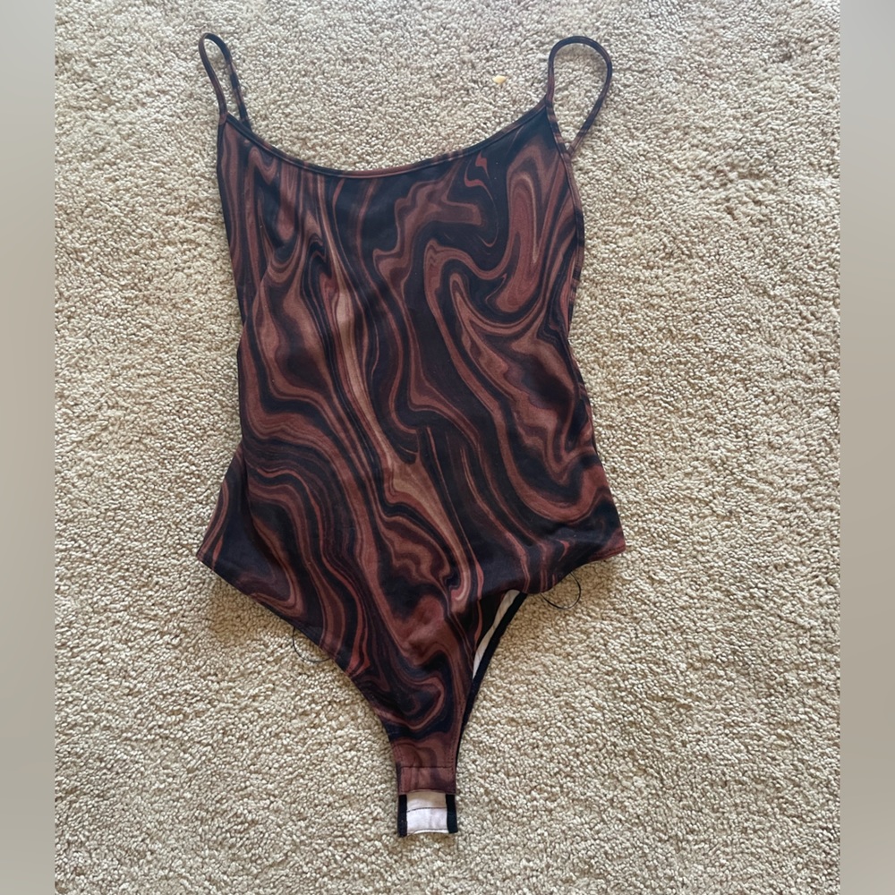 Abstract wavy designed body suit
